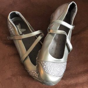 Skechers size 8 1/2 med, silver new
